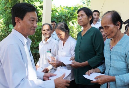 Bên cạnh phần lễ và hội, chương trình ngày hội còn có thêm phần chung tay lo cho người nghèo. Trong ảnh: Phó Chủ tịch Ủy ban MTTQ tỉnh- Nguyễn Văn Nhỏ trao quà cho các hộ nghèo.