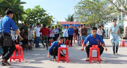 Phấn khởi, hào hứng với trò chuyền chanh.