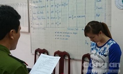 Tú Anh nghe đọc quyết định khởi tố
