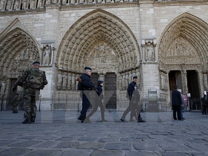 Lực lượng an ninh Pháp tuần tra tại lối vào nhà thờ Notre Dame ở thủ đô Paris ngày 15/11. (Nguồn: AFP/TTXVN)