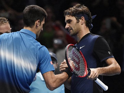 Djokovic (trái) cho rằng Federer thắng xứng đáng. Ảnh: Reuters