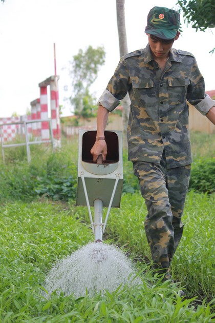 Học tập và rèn luyện trong môi trường quân đội giúp học sinh rèn luyện nhiều đức tính tốt.