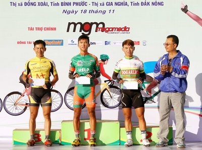  Tay đua Nguyễn Minh Luận (ADC- Truyền hình Vĩnh Long) nhận giải nhất Sprint 1, chặng 2.