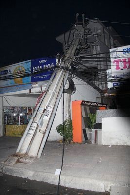 Công ty Điện lực Vĩnh Long cho biết, trụ điện này thuộc hạng mục ngầm hóa nút giao thông QL57. Ban Quản lý các dự án giao thông tỉnh Vĩnh Long chưa bàn giao tài sản lưới điện khu vực này cho ngành điện quản lý.