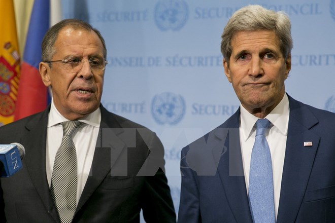 Ngoại trưởng Nga Sergey Lavrov và Ngoại trưởng Mỹ John Kerry trong cuộc họp báo về tình hình Syria ở New York, Mỹ ngày 30/9. (Ảnh: AFP/TTXVN)