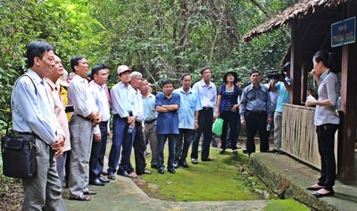 Đoàn nghe thuyết minh tại Nhà Thường trực.