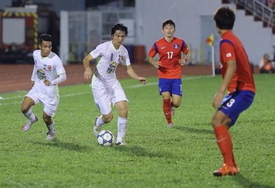 U.21 HAGL (áo trắng) bỏ lỡ nhiều cơ hội trong hiệp 1. Ảnh nguồn: TTVHO