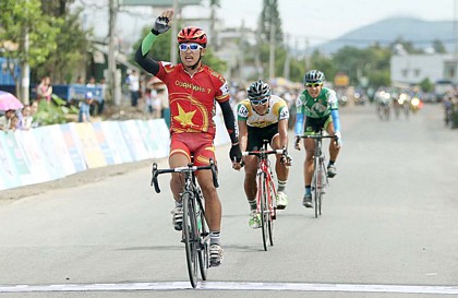 Tay đua Trần Nguyễn Duy Nhân (2, QK7) về nhất chặng 2 tại TP Bảo Lộc.