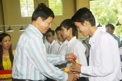 Ông Trần Chí Quân- Giám đốc Trung tâm Huấn luyện Thể thao quốc gia Cần Thơ trao cờ lưu niệm cho đơn vị Vĩnh Long tham dự giải.