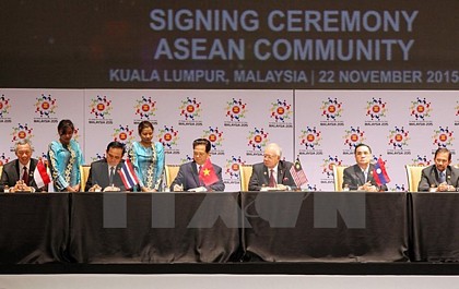 Thủ tướng Nguyễn Tấn Dũng ký Tuyên bố Kuala Lumpur về việc thành lập Cộng đồng ASEAN. (Ảnh: Đức Tám/TTXVN)