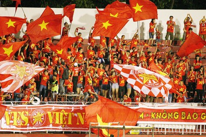 Trên khán đài, dù ảnh hưởng cơn mưa trước trận đấu, nhưng màu đỏ thắm vẫn “nóng” lên để cổ vũ cho các cầu thủ Việt Nam.