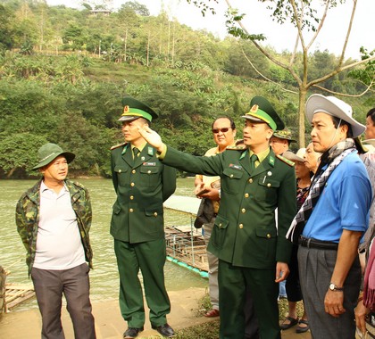 Lãnh đạo Trạm kiểm soát đồn biên phòng Thác Bản Giốc thực địa với đoàn công tác