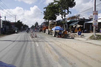 Đơn vị thi công đang trãi đá mặt đường Đinh Tiên Hoàng (P8, TP Vĩnh Long).