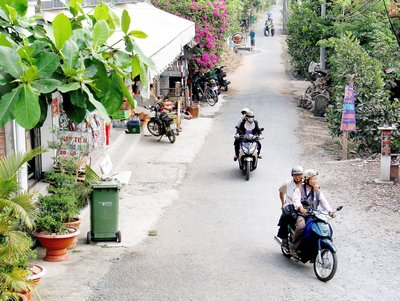 Giao thông nông thôn phát triển thông suốt, người dân vùng cù lao đi lại thuận tiện.