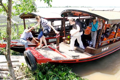 Với ưu thế về du lịch vườn, khách nội địa và khách nước ngoài đến Bình Hòa Phước tận hưởng vẻ đẹp miền sông nước.