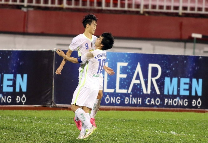 Công Phượng (10) và Văn Toàn ăn mừng bàn thắng vào lưới U-21 Myanmar. Ảnh: N.K
