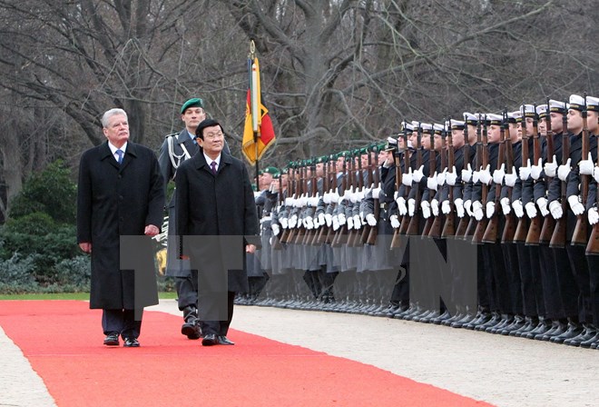 Tổng thống Đức Joachim Gauck và Chủ tịch nước Trương Tấn Sang duyệt Đội Danh dự Quân đội Đức. (Ảnh: Nguyễn Khang/ TTXVN)