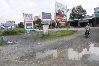 Tuy có đường gom và đường N5 đấu nối ra QL1 để các hộ kinh doanh và khách hàng ra vào, nhưng những hộ kinh doanh vẫn tự ý mở thêm đường gây mất ATGT.