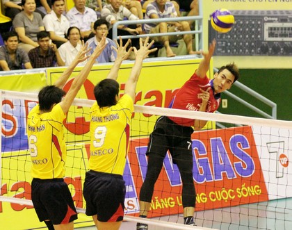 Từ Thanh Thuận (7, XSKT.VL, phải) trong pha tấn công trước Maseco (TP Hồ Chí Minh).