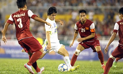 Công Phượng (áo trắng) gần như đã một mình đưa cả đội U21 HAGL lọt vào chung kết. Ảnh: Quang Liêm