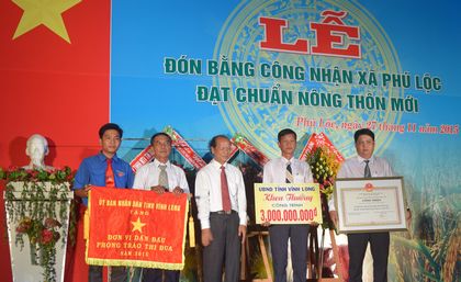 Ông Trương Văn Sáu- Phó Bí thư Thường trực Tỉnh ủy, Chủ tịch HĐND tỉnh, Phó Ban chỉ đạo xây dựng NTM tỉnh trao bằng công nhận xã NTM và các phần thưởng cho Đảng bộ và nhân dân xã Phú Lộc.