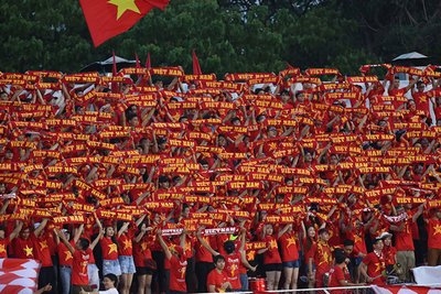 Trên sân trời mưa rất to. Người hâm mộ đội mưa cổ vũ cuồng nhiệt.