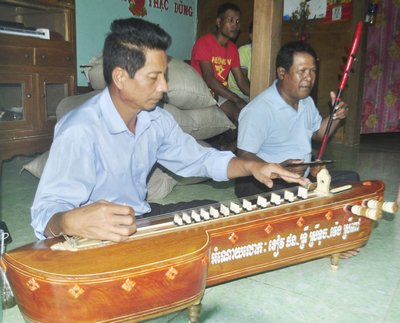 Nghệ nhân ưu tú Thạch Đường (phải), đang trình diễn bài “À dây”