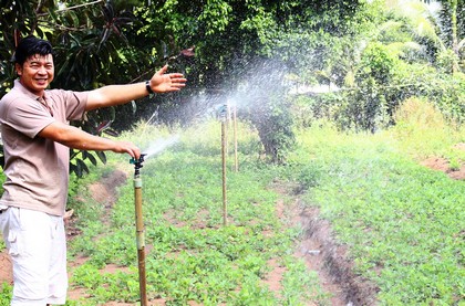 Nhờ tìm hiểu và áp dụng hệ thống tưới đa chiều mà vườn đậu phộng đạt năng suất cao hơn.