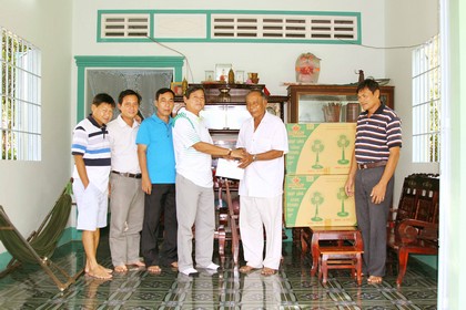 Ông Mai Văn Phước- Giám đốc Trung tâm TDTT tỉnh (thứ tư bên trái) trao tiền cho cựu cầu thủ bóng đá Sơn Thành.