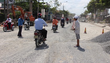 Đường Đinh Tiên Hoàng (QL1) đang được mở rộng vỉa hè, làm cống thoát nước, hy vọng sẽ hết ngập mỗi khi mưa.