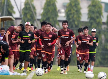 Các cầu thủ U-23 VN trên sân tập sáng 2-12. Ảnh: Nam Khánh