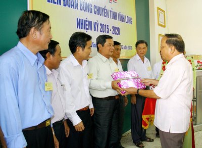 Ông Nguyễn Văn Diệp- Chủ tịch Liên đoàn bóng chuyền tỉnh trao quà lưu niệm cho các thành viên trong nhiệm kỳ trước hoàn thành nhiệm vụ xuất sắc.