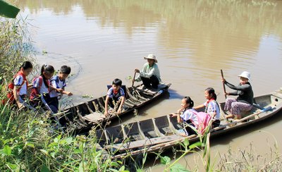 Hàng ngày, 53 em học sinh của Trường Tiểu học Tô Hùng Vĩ phải đi xuồng để tránh con đường vòng dài gần 6km.