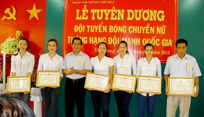 Ông Nguyễn Văn Thanh- Phó Chủ tịch thường trực UBND tỉnh trao bằng khen của UBND tỉnh cho HLV và VĐV.