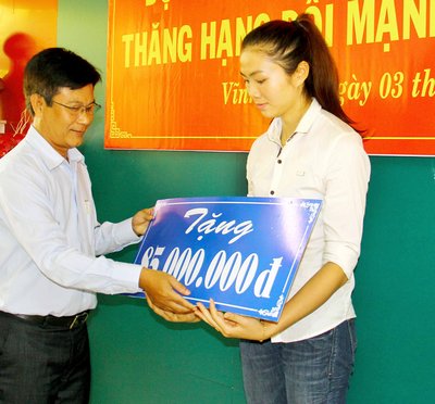 1/ Ông Lê Thanh Tuấn- Giám đốc Sở Văn hóa, Thể thao và Du lịch tỉnh trao thưởng cho đội bóng chuyền nữ Vĩnh Long 85 triệu đồng.