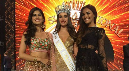 Stephania Stegman (giữa) đến từ Paraguay đăng quang ngôi vị Hoa hậu Siêu quốc gia năm 2015.