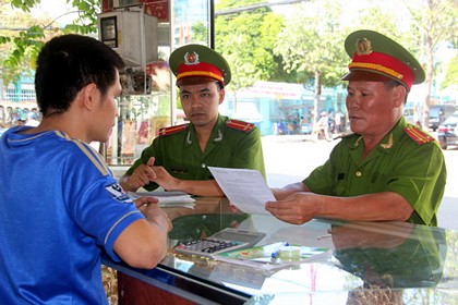 Công an TP Biên Hòa tuyên truyền cảnh giác đến các tiệm kim hoàn. Ảnh: Hoàng Trường