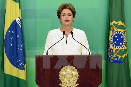 Tổng thống Brazil Dilma Rousseff phát biểu tại thủ đô Brasilia sau quyết định của Chủ tịch Hạ viện ngày 2/12. (Nguồn: AFP/TTXVN)