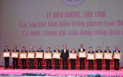 Thủ tướng Nguyễn Tấn Dũng tặng Huân Chương Lao động Hạng Nhất cho 13 tỉnh, thành.