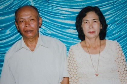 Yim Tith (phải) và vợ Ung Ken. (Nguồn: cambodiadaily.com)