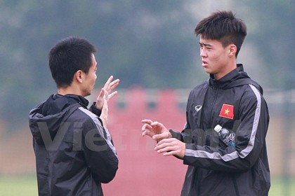 Cầu thủ trẻ hay nhất V-League 2015, tuyển thủ quốc gia Duy Mạnh (phải) cũng đang dính chấn thương. (Ảnh: Minh Chiến/Vietnam+)