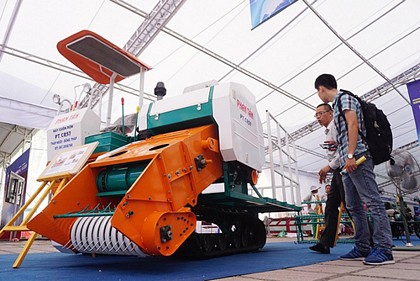Chiếc máy cuốn rơm tự hành có mặt tại Techmart 2015. Ảnh: Giang Huy.