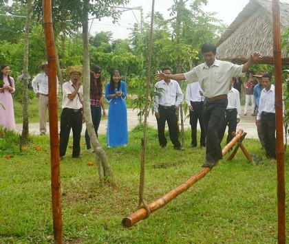 Khách du lịch đến tham quan vui chơi, giải trí tại một khu du lịch sinh thái.