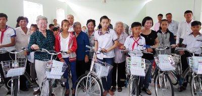 Học sinh nghèo hiếu học được tặng xe đạp đến trường.