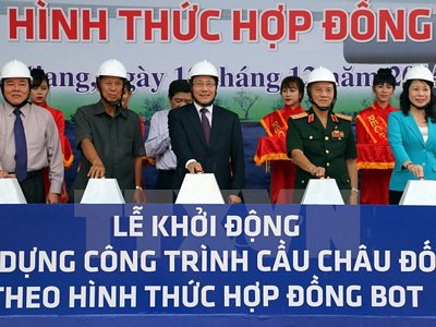 Phó Thủ tướng Phạm Bình Minh và các đại biểu thực hiện nghi thức khởi động dự án. (Ảnh: Đặng Công Mạo/TTXVN)