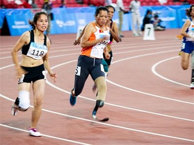 VĐV Nguyễn Thị Thủy (giữa) phá kỷ lục ASEAN Paragames 2015 với thông số 34’’01 ở nội dung 200m. Ảnh: Aseanparagames2015