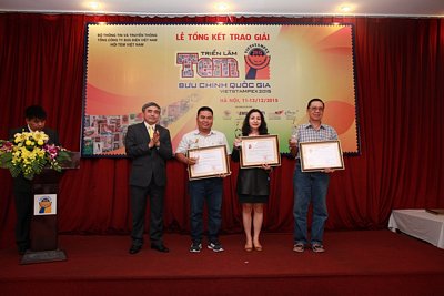 Thứ trưởng Bộ TT&TT Nguyễn Minh Hồng trao giải cho 3 tác giả đạt giải vàng  tại Triển lãm Vietstampex 2015