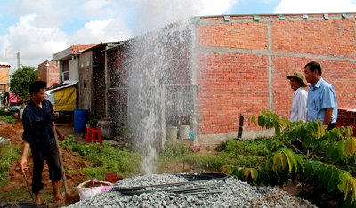 Trung tâm Nước sạch và Vệ sinh môi trường nông thôn phấn đấu trong năm 2016 sẽ nâng số hộ dân được sử dụng nước sạch từ hệ thống cấp nước tập trung lên 63%. 