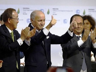 Ngoại trưởng Pháp Laurent Fabius (giữa) thông báo hội nghị COP21 đã chính thức thông qua thỏa thuận khí hậu. (Nguồn: AP)