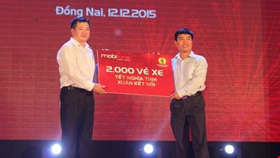 Đại diện MobiFone KV8 trao vé tượng trưng cho Liên đoàn lao động Đồng Nai